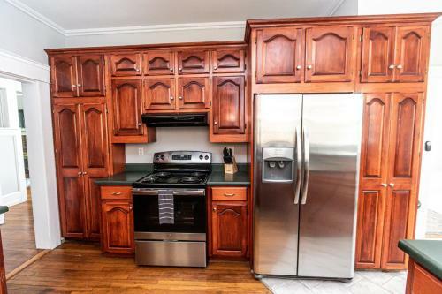 Trendy Lakeview Craftsman