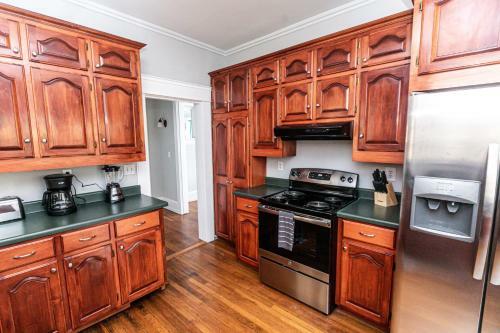 Trendy Lakeview Craftsman