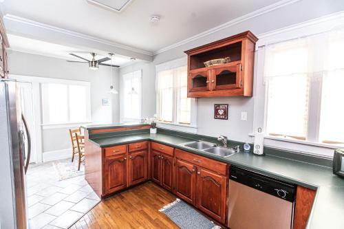 Trendy Lakeview Craftsman