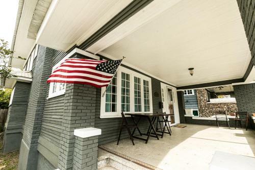 Trendy Lakeview Craftsman
