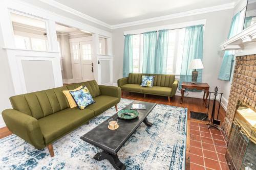Trendy Lakeview Craftsman