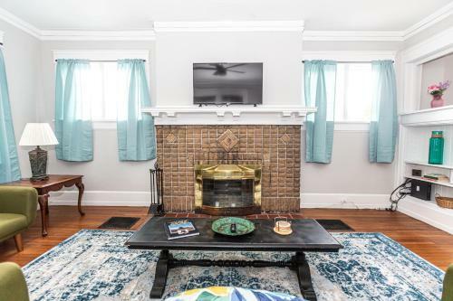 Trendy Lakeview Craftsman