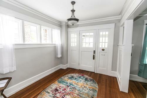 Trendy Lakeview Craftsman