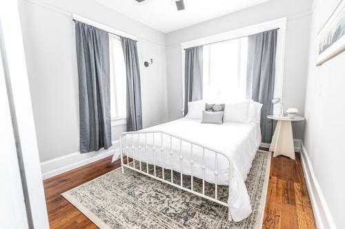 Trendy Lakeview Craftsman