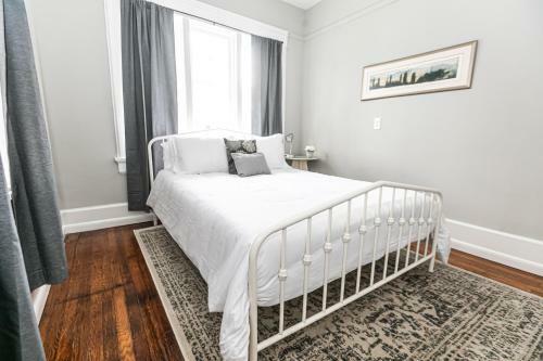 Trendy Lakeview Craftsman