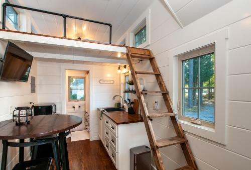 Windsor Cottage At River Rocks Landing Bungalow