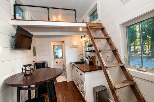 Windsor Cottage At River Rocks Landing Bungalow