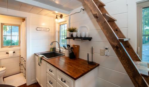 Windsor Cottage At River Rocks Landing Bungalow