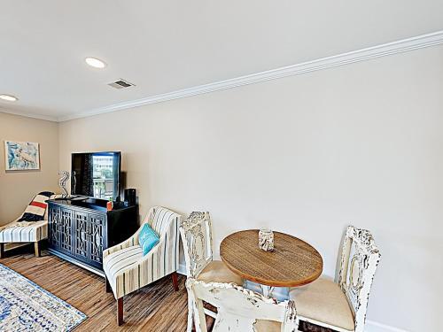 Apartamento New Listing! Remodeled Beach Retreat With 2 Units Duplex