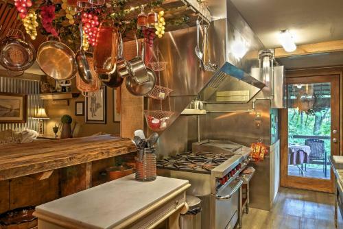 Charming Tree House Cottage On Lookout Mountain!