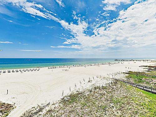 Apartamento New Listing! Beachfront Corner-unit With Pools Condo