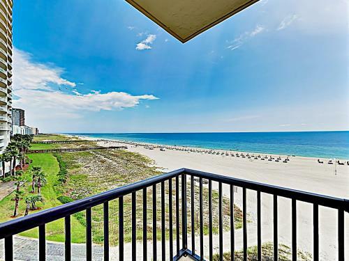 Apartamento New Listing! Beachfront Corner-unit With Pools Condo