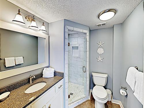 Apartamento New Listing! Beachfront Corner-unit With Pools Condo