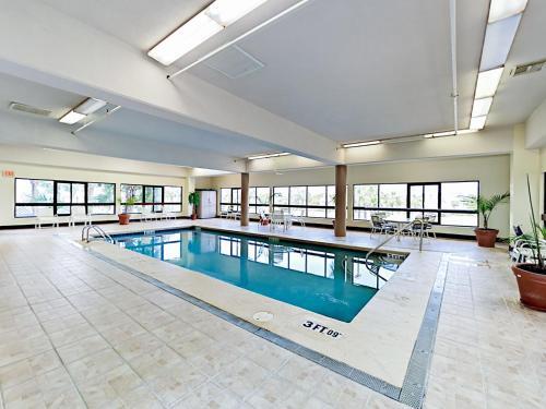 Apartamento New Listing! Beachfront Corner-unit With Pools Condo