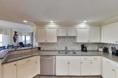 Apartamento New Listing! Beachfront Corner-unit With Pools Condo