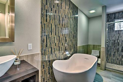 Modern Anchorage Townhome - By Delaney Park Strip!