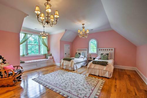 8,300 Sq Ft Guntersville Lake Home With Dock!