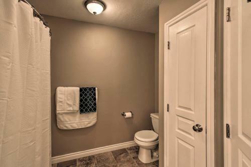Accommodating Anchorage Abode Near Jewel Lake