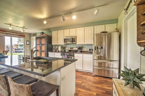 Soldotna Home With Yard, Walk To Kenai River!