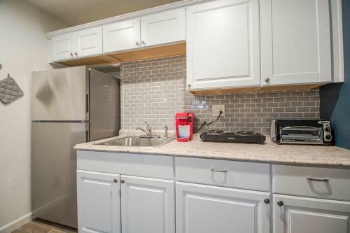 34b- Modern Studio Condo Heated Pool And Dog Park