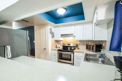 44a Modern Casa Grande Large 1bd W Heated Pool 44a