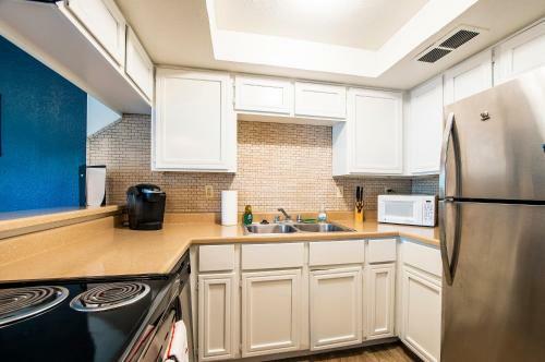 33 Avenida Pool View Studio New To Market Avenida King Bed Ds