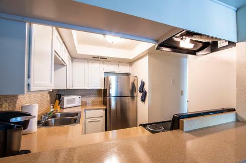 33 Avenida Pool View Studio New To Market Avenida King Bed Ds