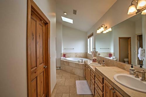 Flagstaff Home With Mtn Views, 5 Mins To Snowbowl!