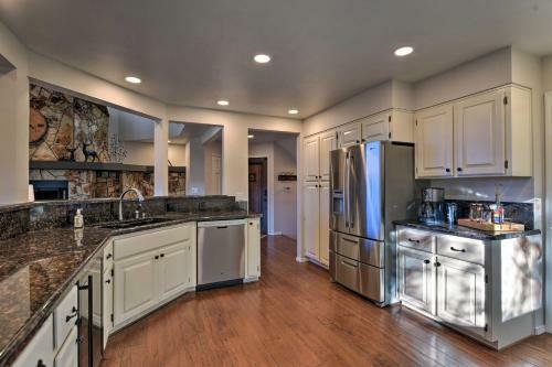 Cabin With Mtn View And Hot Tub By Continental Golf!