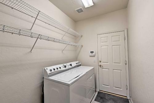 Goodyear Getaway With Private Pool And Outdoor Lounge!