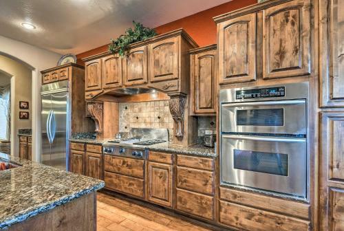 Lux Gilbert Home W/pvt Heated Pool+putting Green!