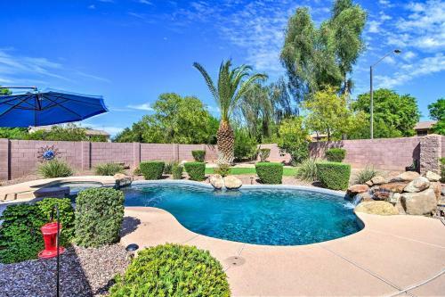 Tranquil Oasis With Fire Pit And Bar About 1 Mi To Santan!