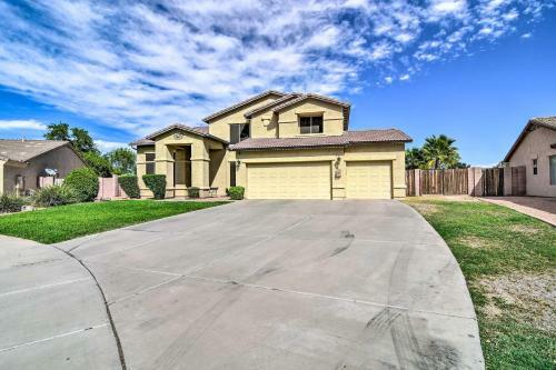 Tranquil Oasis With Fire Pit And Bar About 1 Mi To Santan!