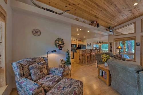 Pinetop Golf Course Home With Furnished Deck!