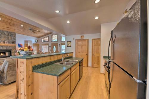 Pinetop Golf Course Home With Furnished Deck!