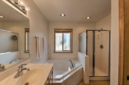 Pinetop Golf Course Home With Furnished Deck!