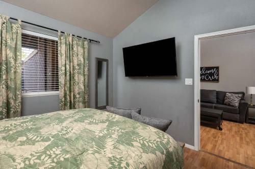 Cozy Gilbert Condo Walking Distance To Downtown !