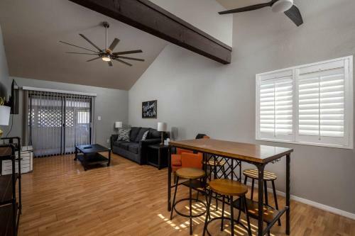 Cozy Gilbert Condo Walking Distance To Downtown !