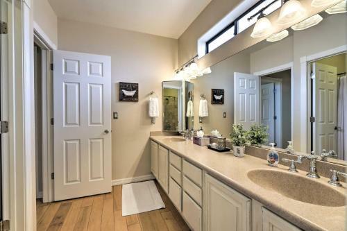 Lakefront Gilbert Getaway With Pool And 2 Kayaks!