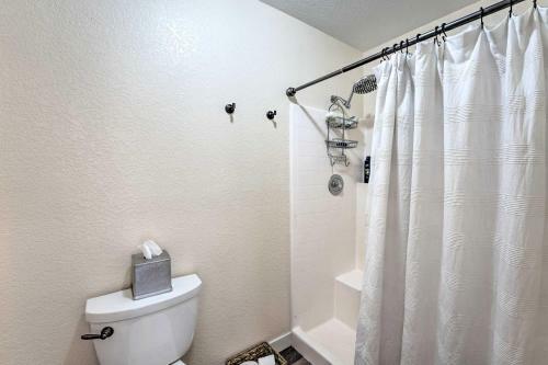 Cozy Oasis About 2 Mi To Lake, 2 Blocks To Dtwn!