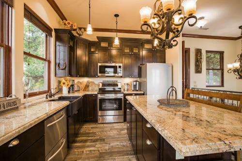 Jerome Copper Mountain - Downtown 3-unit Getaway Home