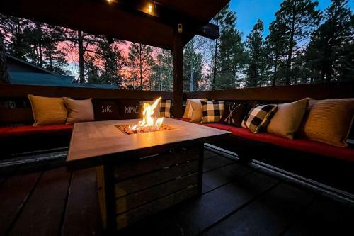 Bobcat Bungalow With Porch, Fire Pit And Treehouse!