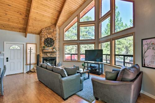 Modern Munds Park Home With Loft, Deck And Fire Pit