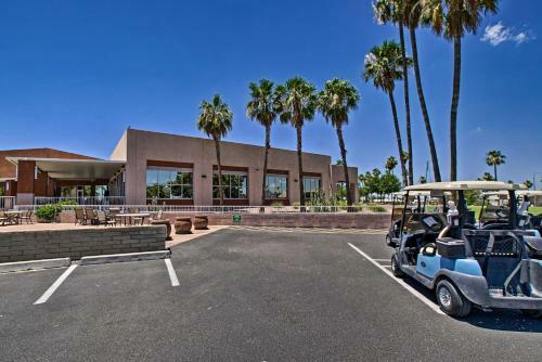 House With Golf Course View And Pool Access!