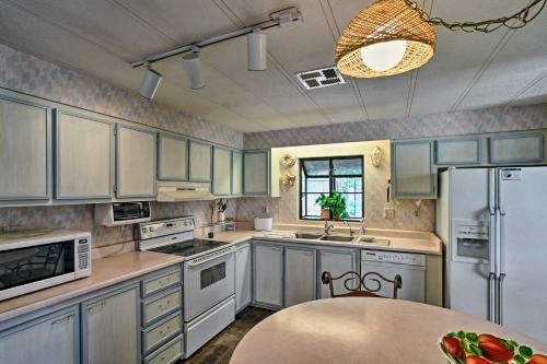 House With Golf Course View And Pool Access!