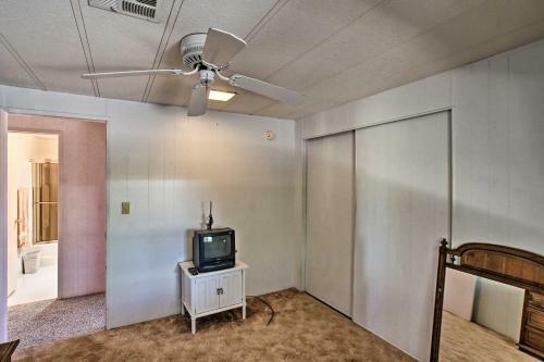House With Golf Course View And Pool Access!