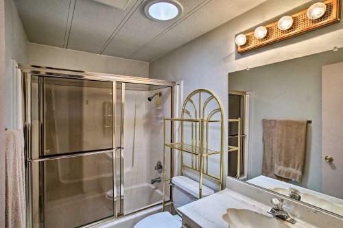 House With Golf Course View And Pool Access!