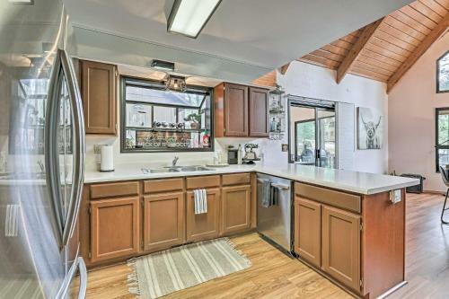 Animal Hill Retreat With Deck And Fire Pit!