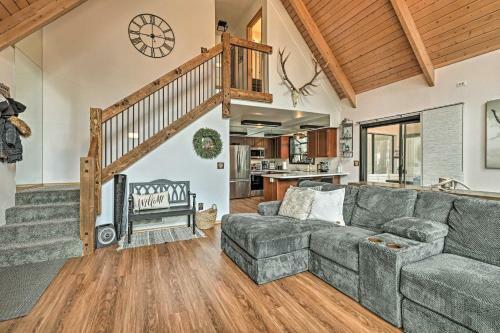 Animal Hill Retreat With Deck And Fire Pit!
