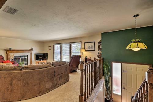 Page Home With Balcony And Yard, Walk To Rim View Trail